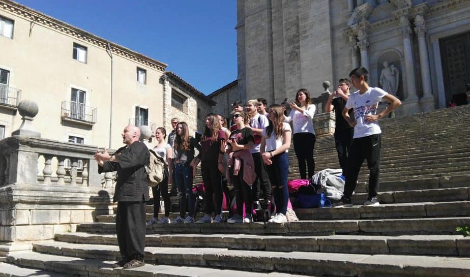 ESCUELA DEL ARTE DE VIVIR - RETIROS Y CURSOS DE MEDITACION / Kiku Mistu Thou impartiendo un curso de Creatividad y Plena Consciencia a alumnos de 4º de ESO en un paseo consciente por la ciudad de Girona.