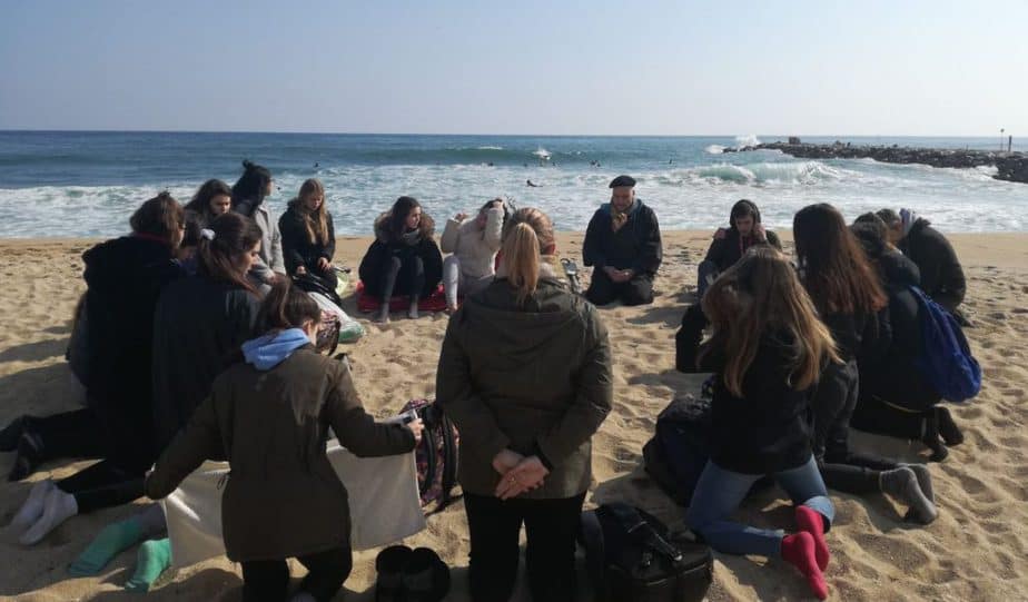 alumnos de ESO practicando meditación