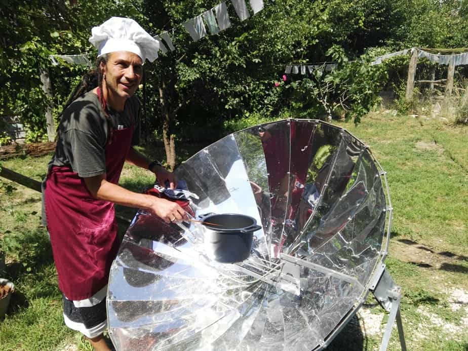 Nuestro cocinero Amai cocinando en la cocina solar del ashram de la creativitat. Energias alternativas y autosuficientes.