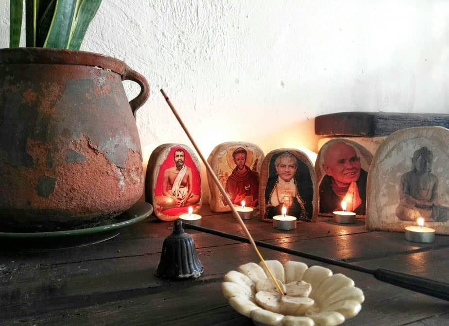 iconos de madera en un altar de meditación