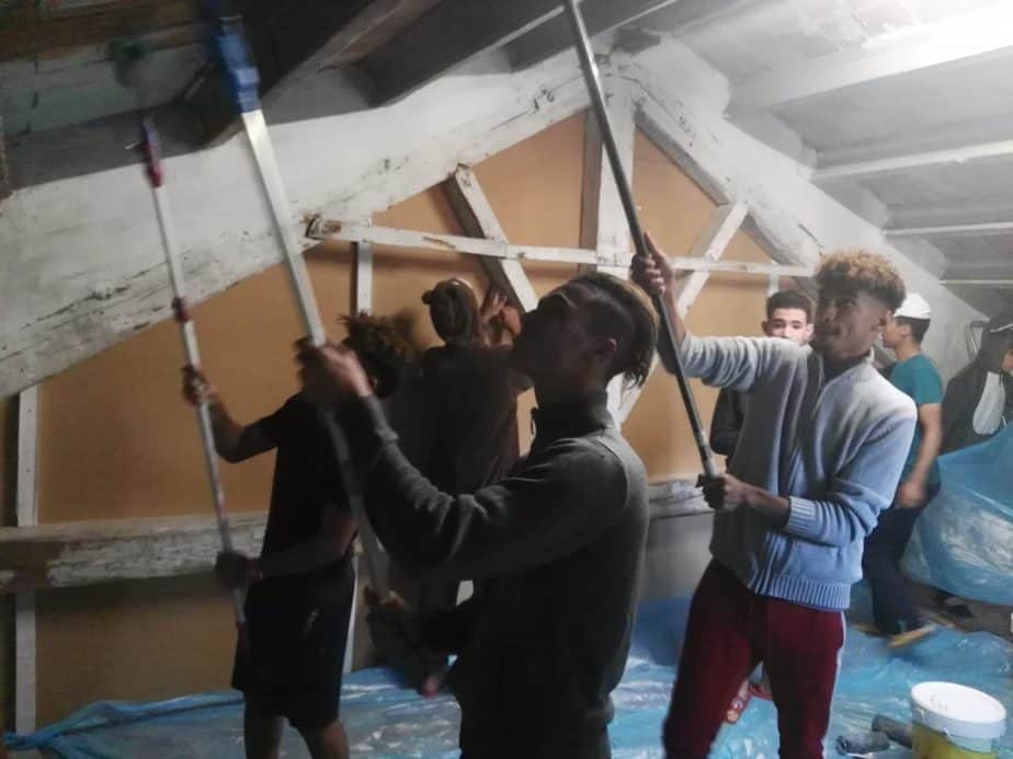 escuela de vida para jóvenes migrantes solos