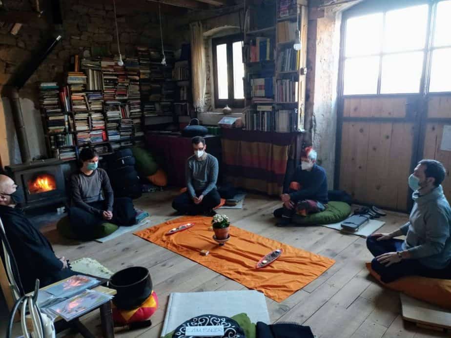 meditacion sentados en el aula